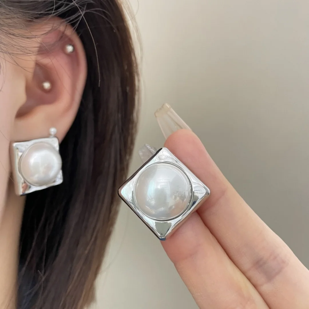 

DUTRIEUX Light Luxury Minimalist Geometric Square Pearl Embedded Earrings Women's Elegant Temperament Jewelry Ear Accessory