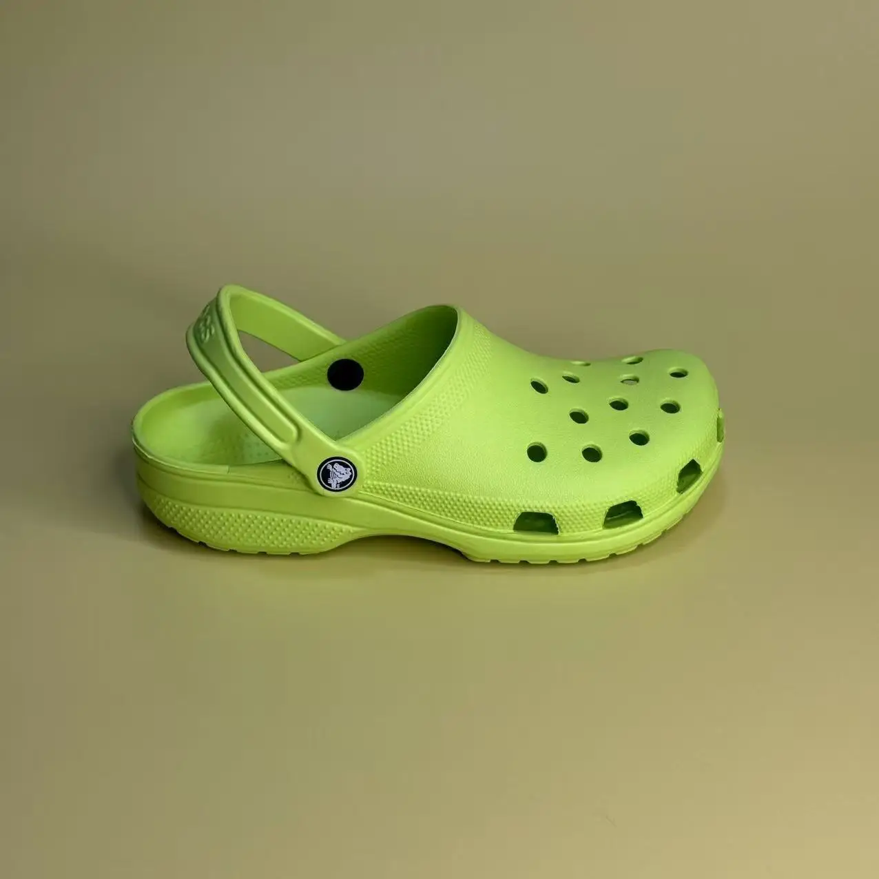 قباقيب كلاسيكية على طراز التمساح، صنادل للجنسين، أحذية رياضية للأطفال، أحذية بفتحات للأولاد، أحذية للشاطئ والمنزل مضادة للانزلاق