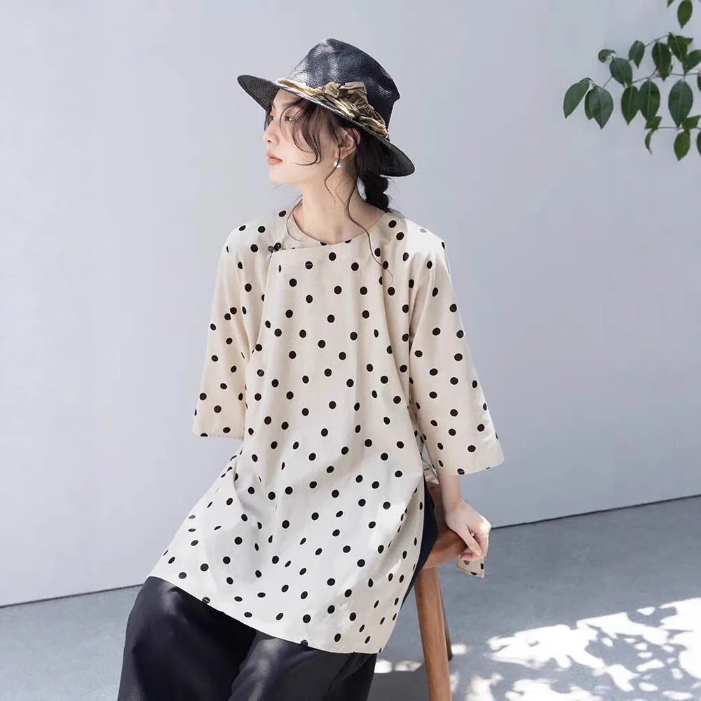 

Японская летняя цветная хлопково-льняная женская рубашка в горошек с круглым вырезом и средним рукавом, свободный художественный топ с высоким разрезом