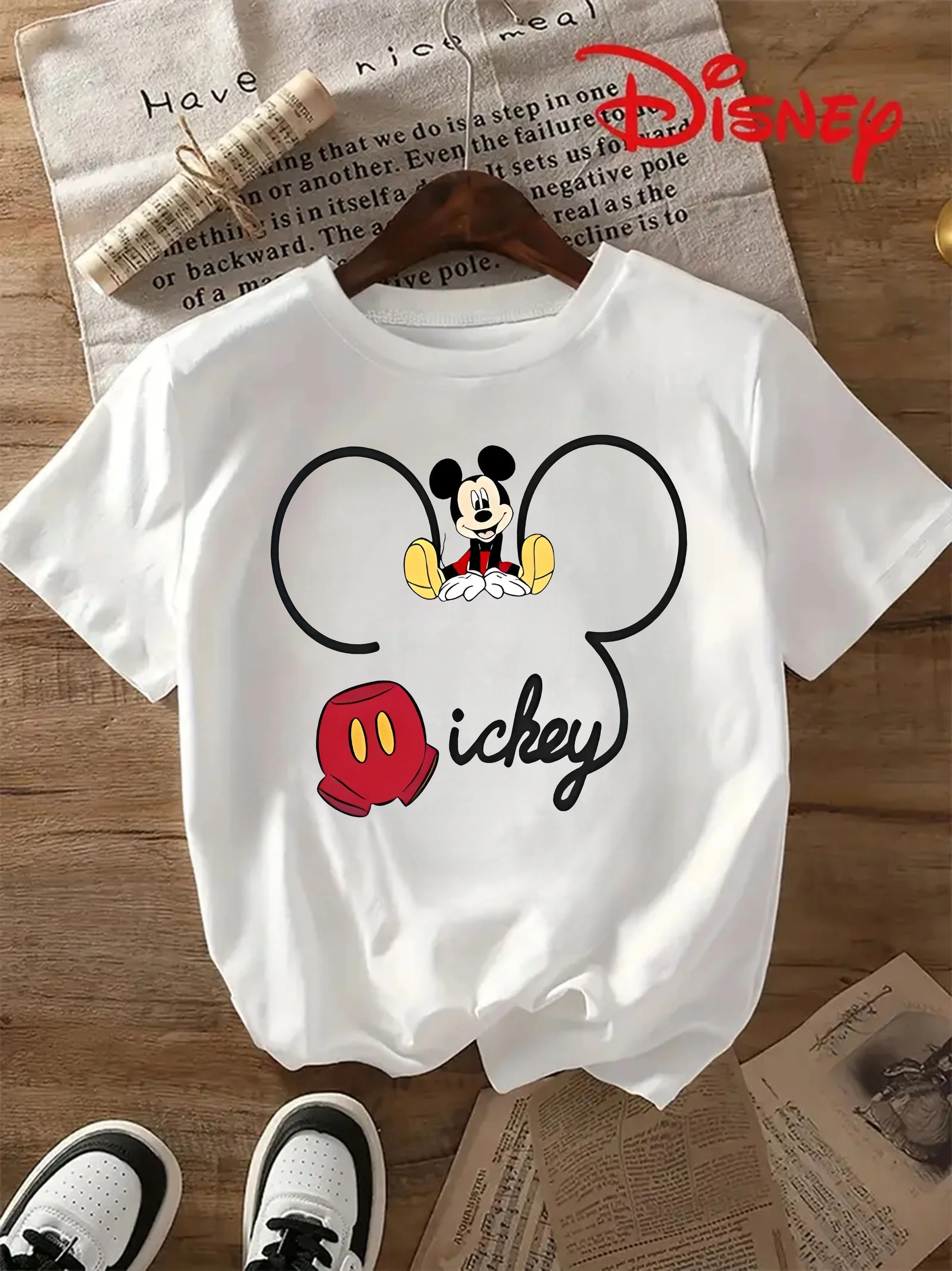 

2025 Женская повседневная удобная уникальная черная футболка с круглым вырезом и короткими рукавами с принтом Disney с уникальным улыбающимся лицом