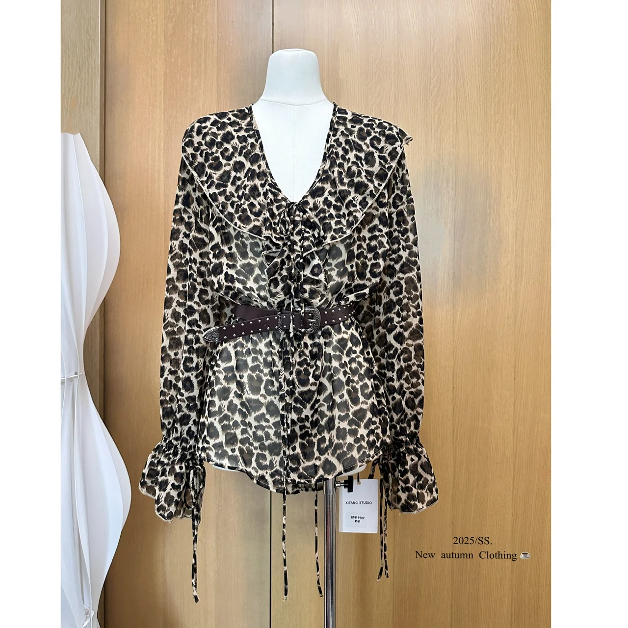

Sexy pure desire top retro sexy V-neck ruffled leopard print wild princess shirt for women's spring and autumn casual 2025