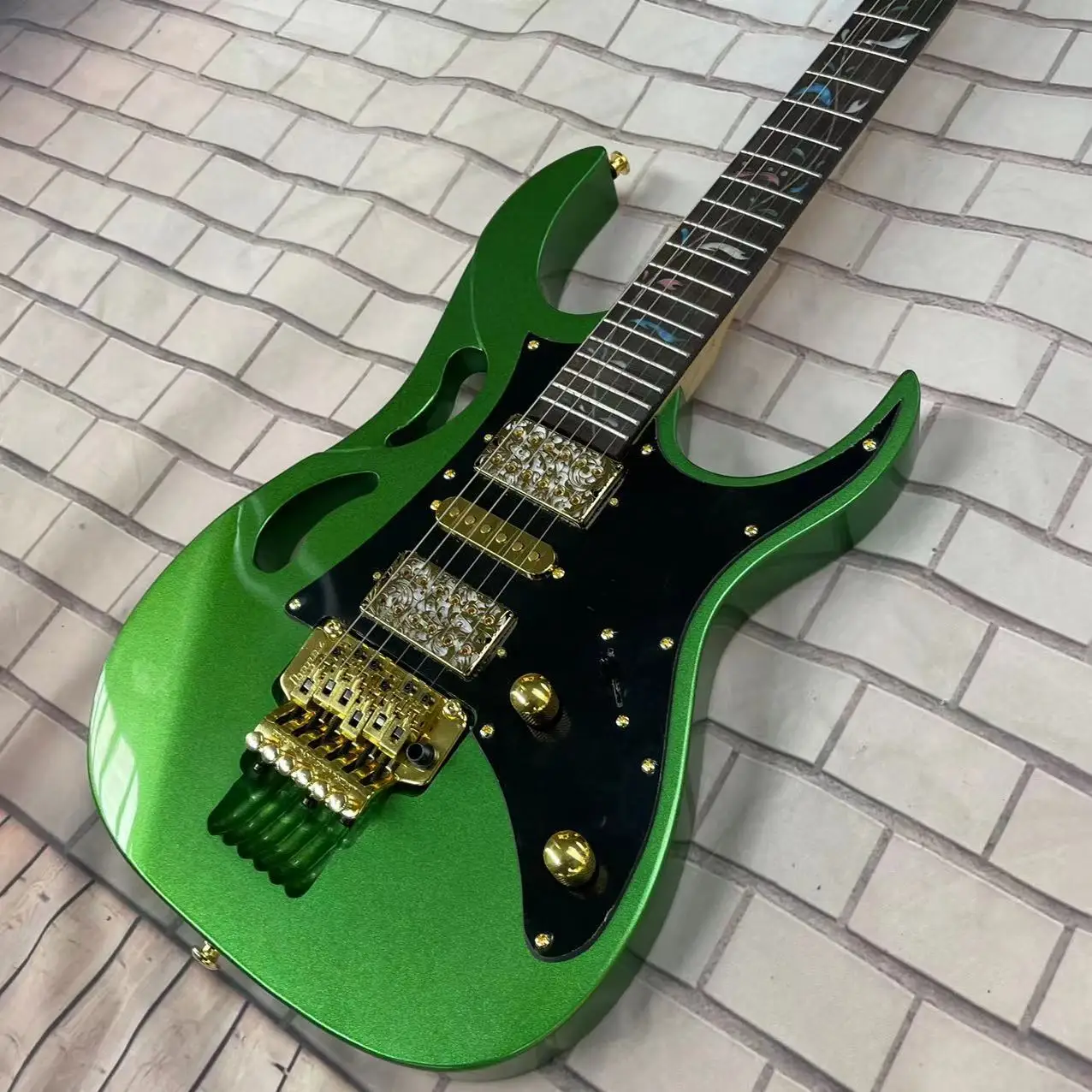 

Electric guitar with 6-string split body, metal green body, high gloss, rosewood fingerboard, maple track, white pearl guard, ca