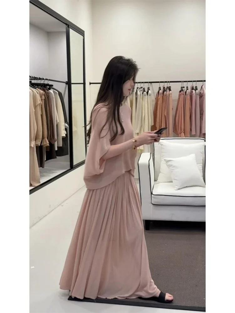 

Весенний модный комплект: свободная блузка с круглым вырезом и драпированная юбка-миди в нежном розовом стиле