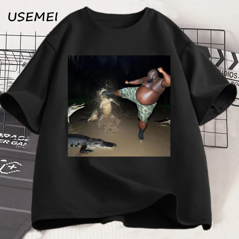 Man Kick Alligator in Swamp T-Shirt Tee Men\'s Short Sleeve O-neck High Quality Tops Unisex Oversize Casual T Shirt Men Clothes