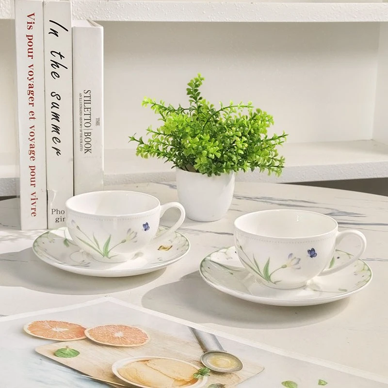 Vajilla clásica y colorida, cuencos, cucharas, platos, exquisitas tazas de porcelana de hueso, lujosas tazas de café para parejas