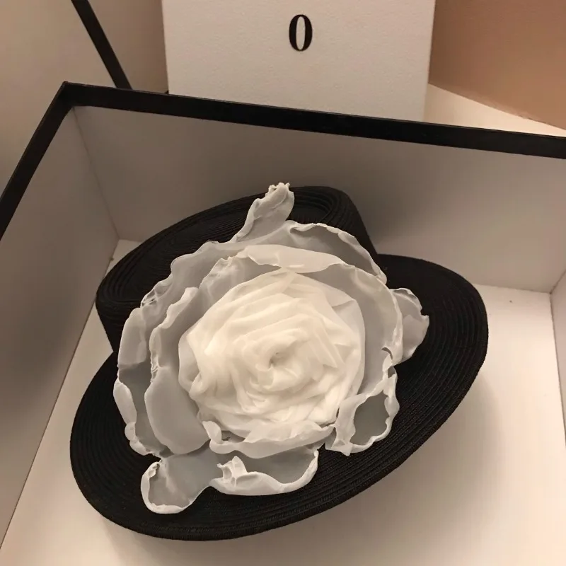 مصمم نمط أنيق ثلاثية الأبعاد الأزهار فيدورا قبعة المرأة أنيق شقة قبعات من القش أسود أبيض السفر ظلة قبعة الربيع الصيف