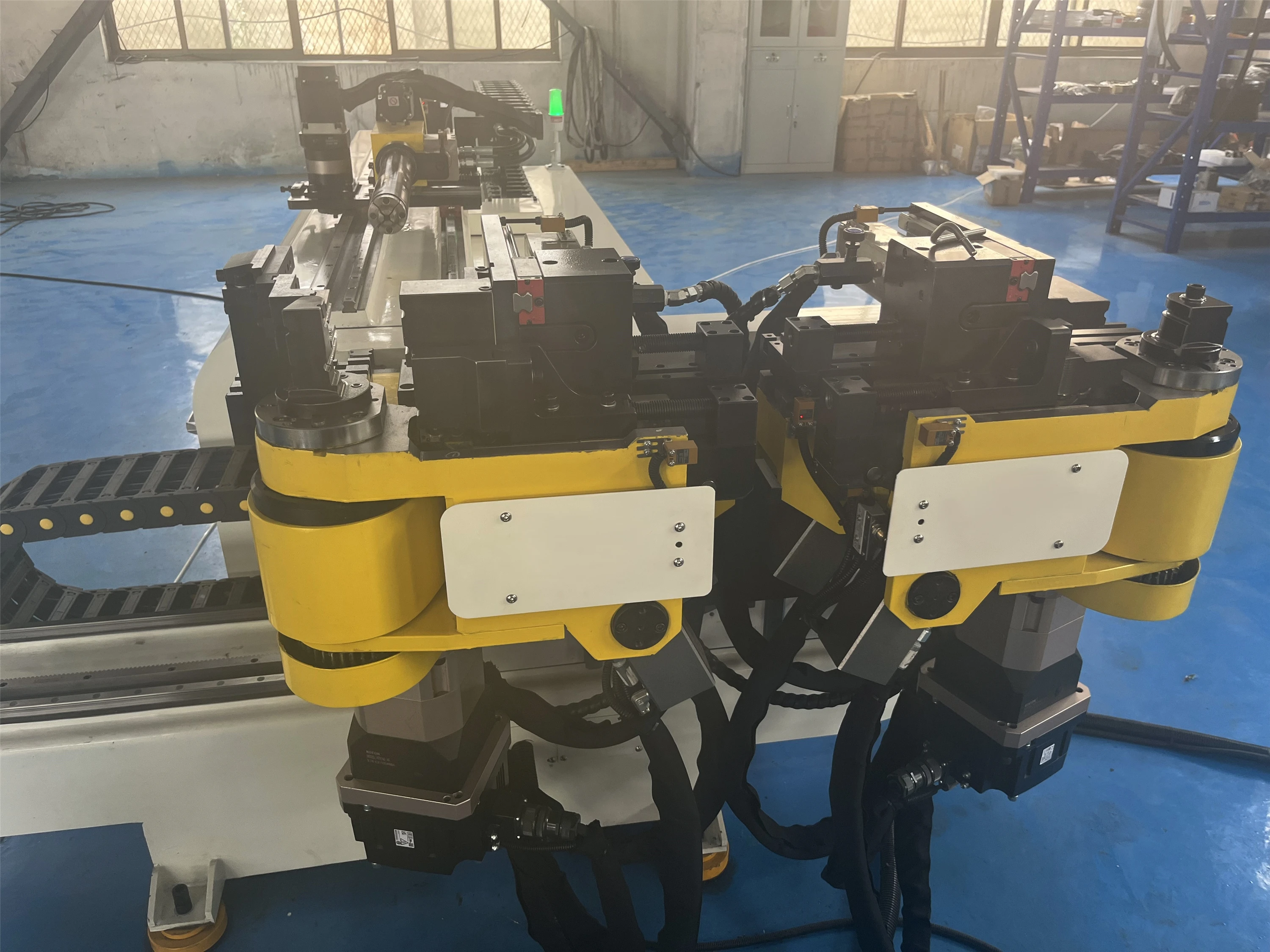 Multifunktionale VESA-Halterung für Kinder-Autositz-Kopfstützen-Biegemaschine mit langlebigen Lagern für Rohre und Rohre