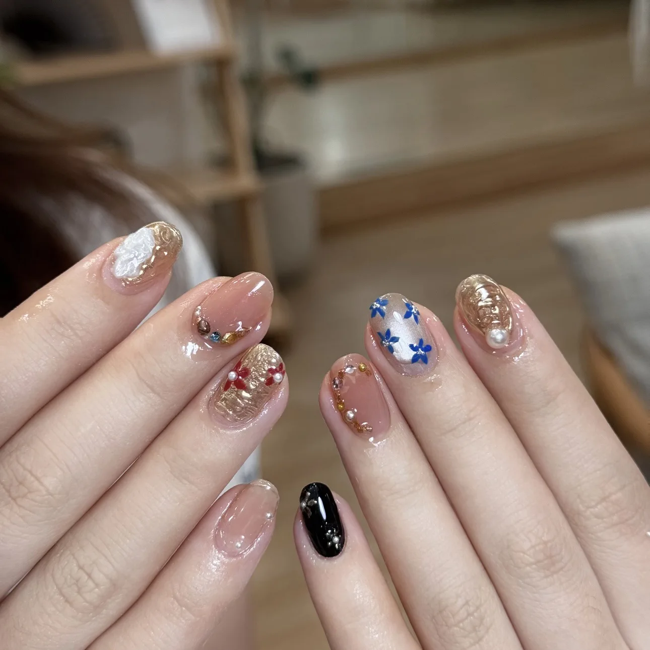 10pcs Handmade Short Round Press on Nails Gold Pearl Flower Decor Fake Nail Tips Wearable Reusable Summer Fashion False Nails