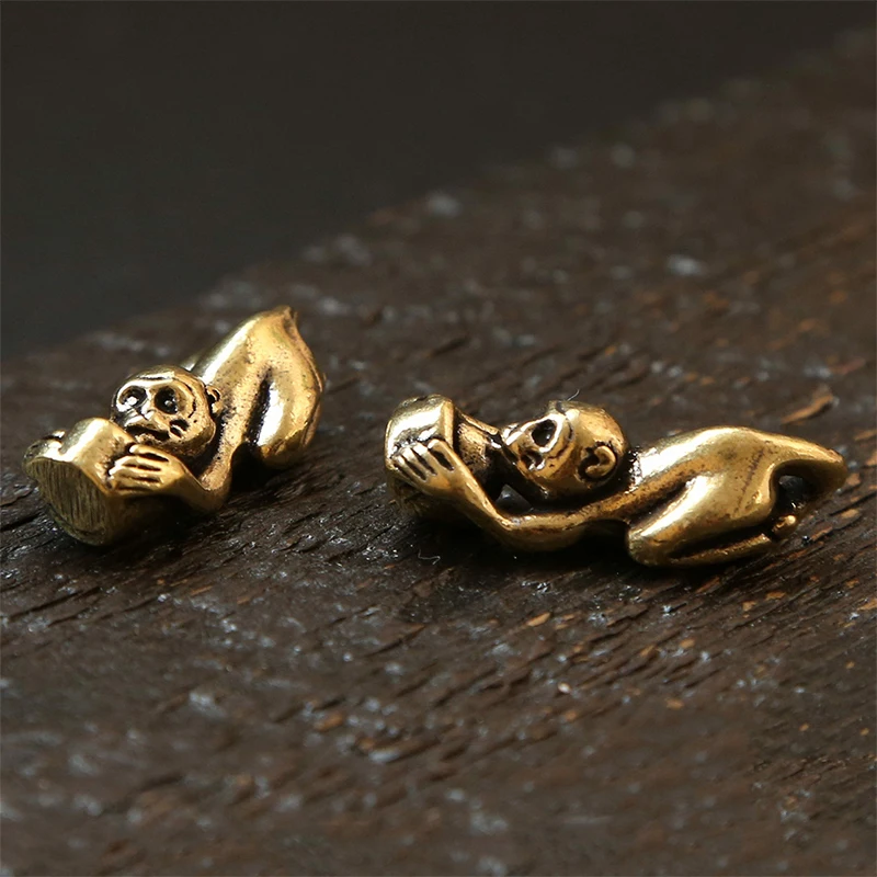 [E] Brass Vintage To Do Old Monkey Hold Ingots Money Jinbao Key Chain Pendant Zodiac Monkey Transfer Pendant