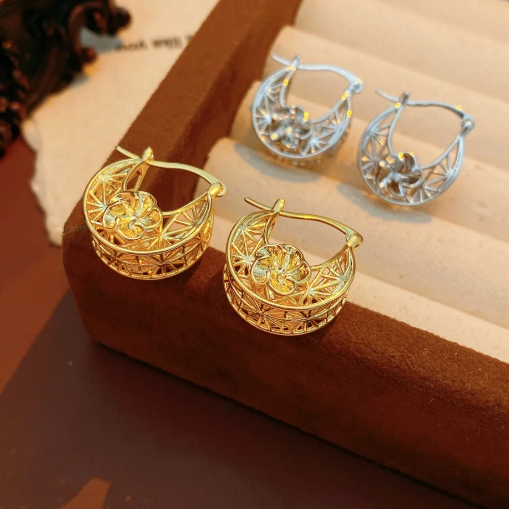 Vintage Timeless Silver Tone Hollow Floral Filigree Lantern Hoop Earrings for Women Art Exhibition Market Fashion Jewelry Gift