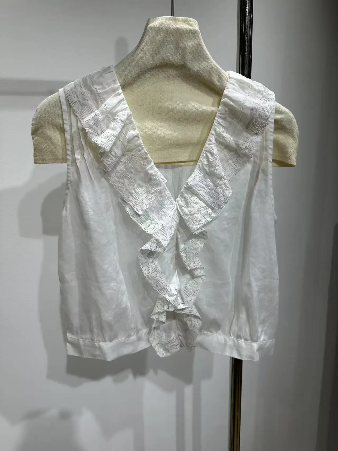 

Women Ruffles Spliced White Vest Lace Embroidery Edge V-Neck Sleeveless Solid Color Casual Female Tank Tops