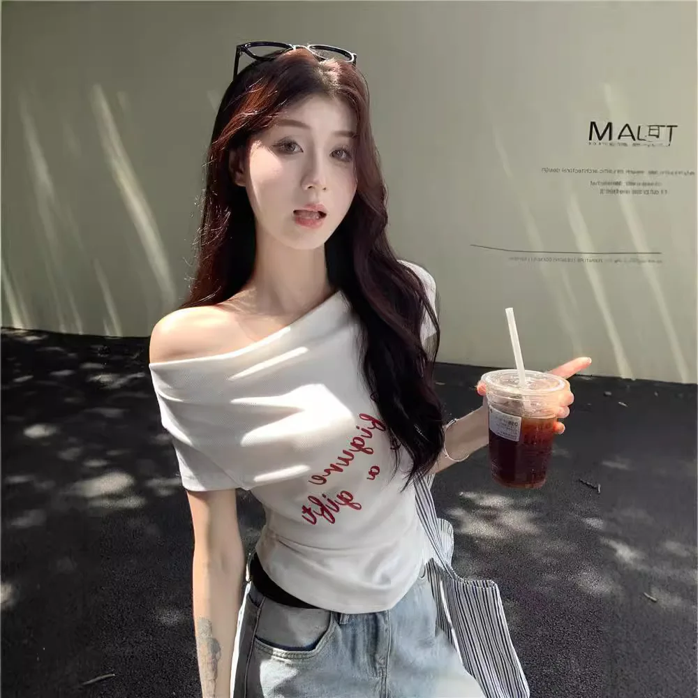 

Высокое качество, хит продаж, оптовая продажа, белая облегающая футболка с одним воротником и короткими рукавами, универсальный утягивающий топ с открытыми плечами и принтом