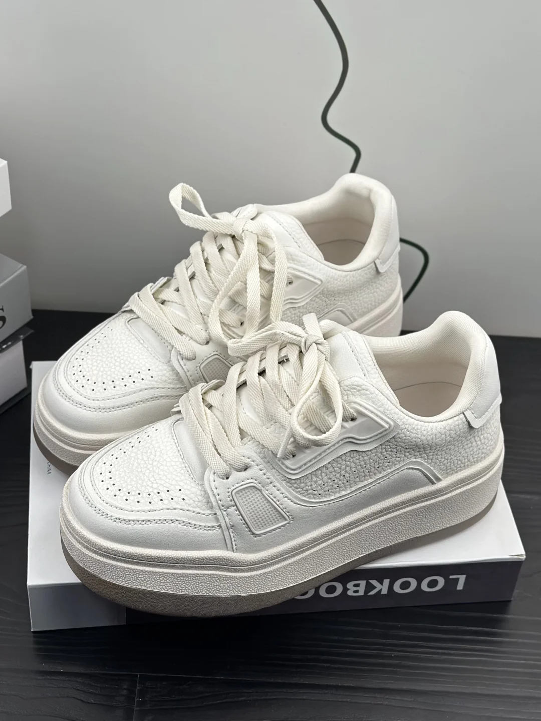 sneakers-vintage-in-pelle-con-suola-spessa-e-piattaforma-nuova-collezione-primavera-2026-scarpe-sportive-casual-da-donna-trendy-con-punta-rotonda-e-suola-in-gomma