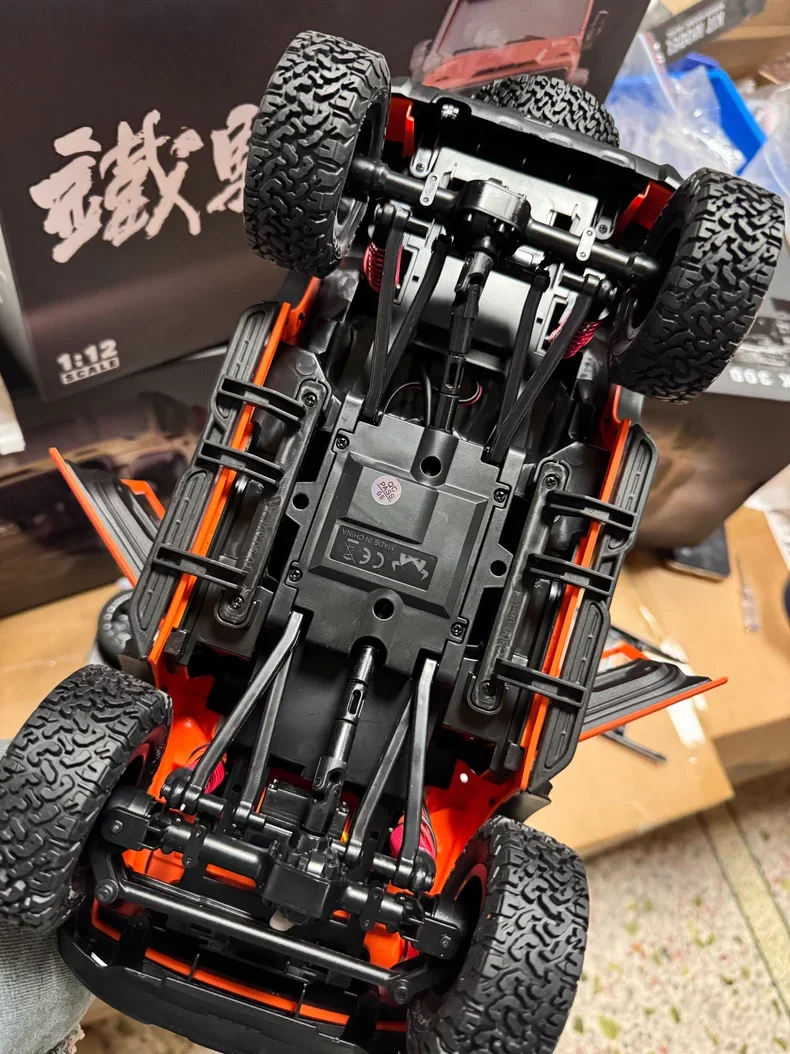 جديد Mangniu MN300 2025 دبابة مع جهاز للتحكم عن بُعد نموذج سيارة التحكم عن بعد الدفع الرباعي على الطرق الوعرة تسلق لعبة السيارة للأولاد هدية