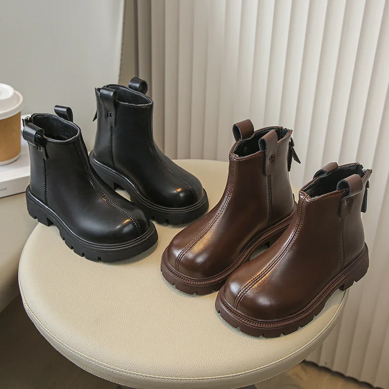 Botas de cuero para niñas, botas Chelsea negras y marrones para niños, botas cortas antideslizantes a la moda para niños, PU de Gran Bretaña, novedad de 2025, punta redonda
