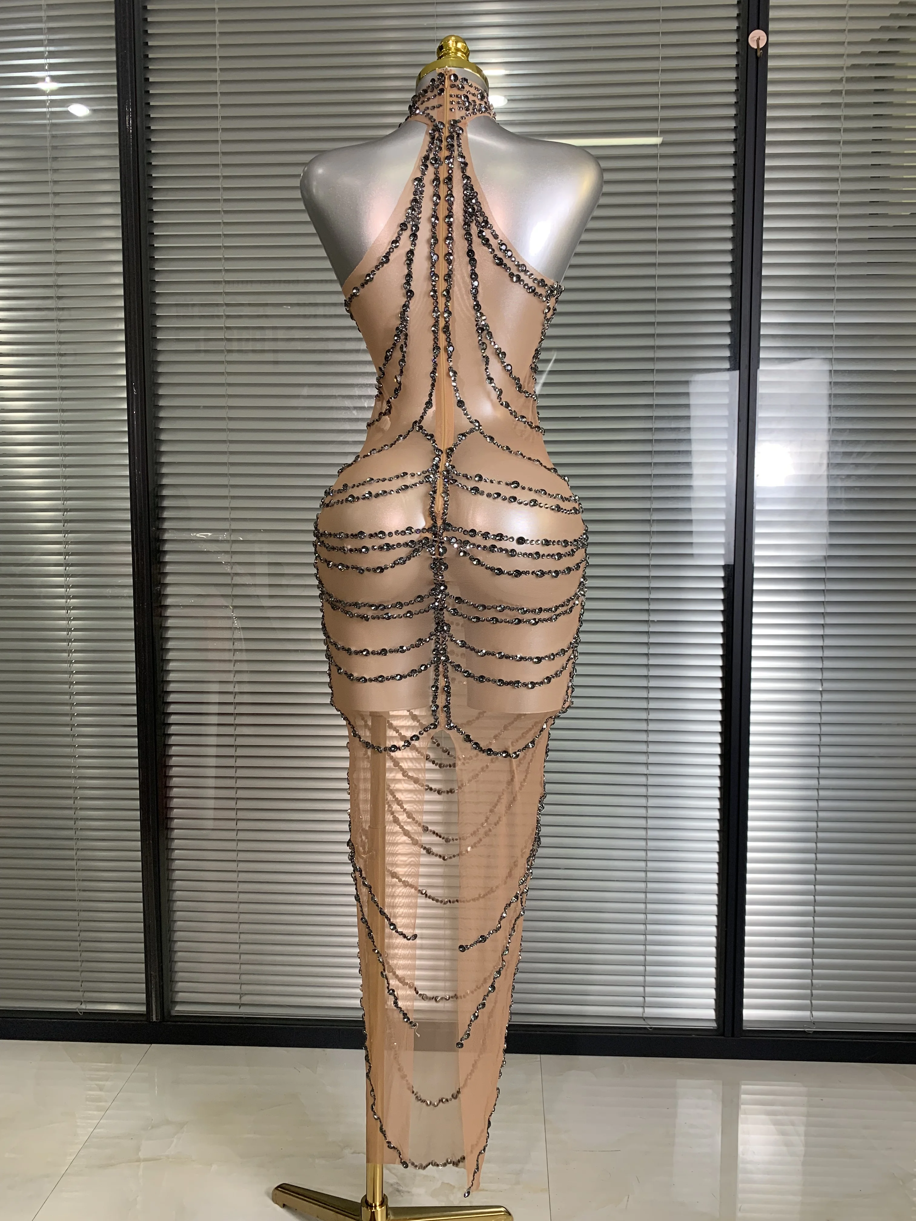 Nieuwe vrouwen sexy mesh kristal diamanten pure lange maxi jurk zien door goud grijs feestkostuum podiumvoorstelling jurk