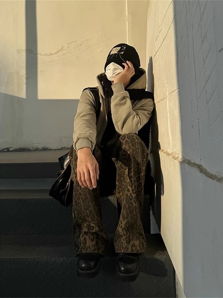 

Американские ретро-джинсы с леопардовым принтом для мужчин, новые весенние свободные прямые брюки в стиле High Street, модные расклешенные молодежные джинсовые штаны