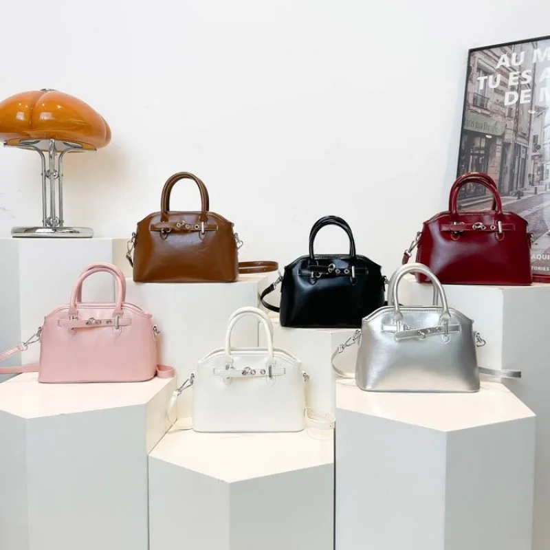 

Classic Elegant Messenger Bag In Leather - Luxury Brand Handbag For Women By Famous Designer Popular