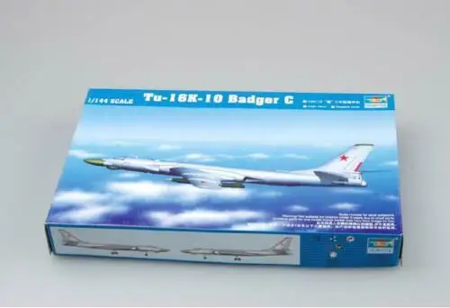 

Trumpeter 03908 1/144 Tu-16k-10 Badger-C Бомбардировщик Модель авианосера TH05715-SMT6