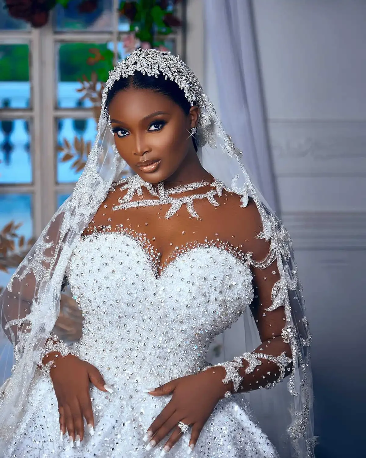Plus Size Luxury Crystal Beaded Ball Gown Wedding Dress Customized Long Sleeve Illusion Neck Bridal Gown Vestidos de novia