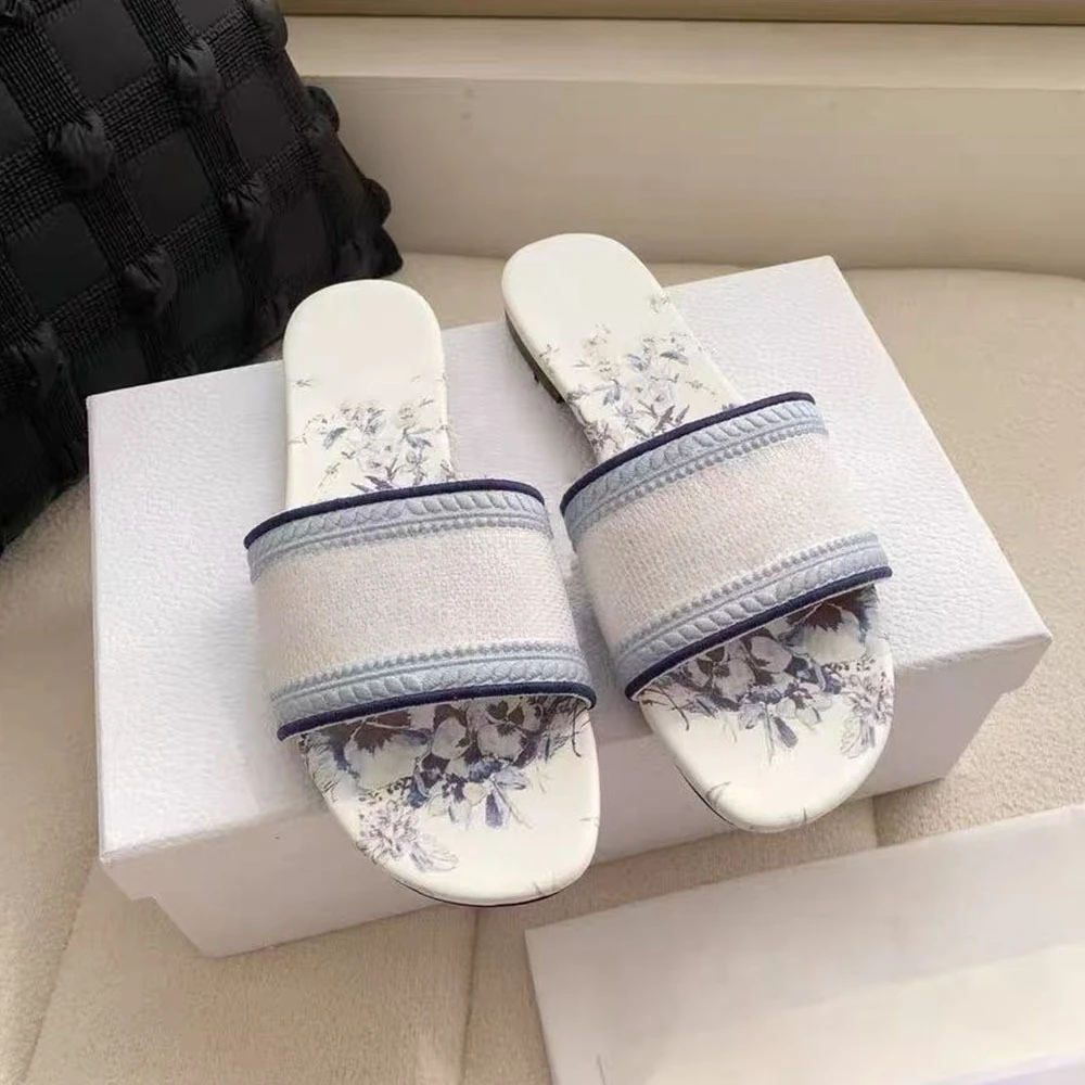 Sandalias de piel de cordero auténtica para mujer, novedad primavera-verano 2026, con una sola tira, estilo Old Money, lujo discreto, piel de cordero premium, bordado de monograma, suela antideslizante, para mujer y niña, playa, resort, uso diario, esencial para el look streetwear.