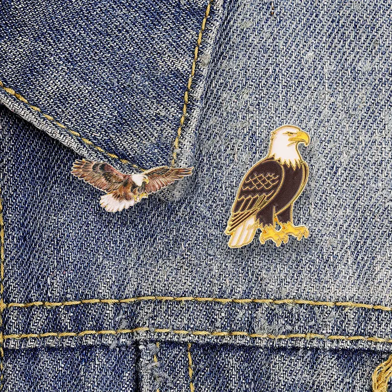 Realistisches Emaille-Anstecknadel-Set mit dem Kehlgeier, schwebender und sitzender Raubvogel, Wildtier-Natur-Abzeichen, goldener Umrandung, Brosche, Schmuck, Geschenk – Detail 2