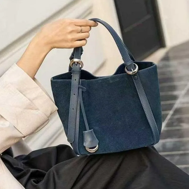 

2025 New Autumn and Winter Niche Design Tote Bag, Large Capacity High-End Feel Shoulder and Handbag, Trendy Style