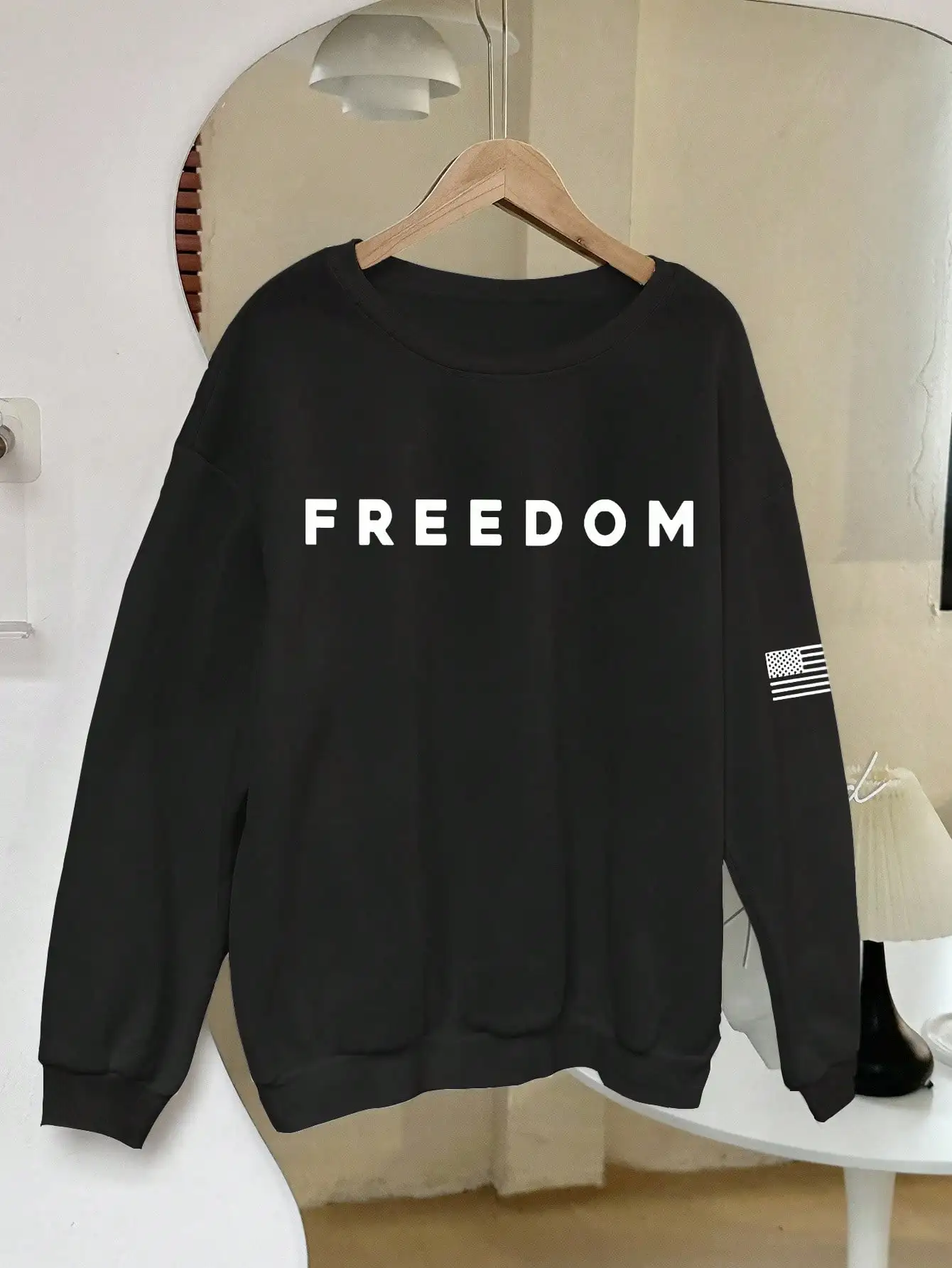 เสื้อสเวตเชิ้ตลายพิมพ์อิสระทรงหลวมสำหรับผู้หญิง แขนลายธงชาติอเมริกัน เสื้อสวมหัวลำลองแบบไหล่ตก