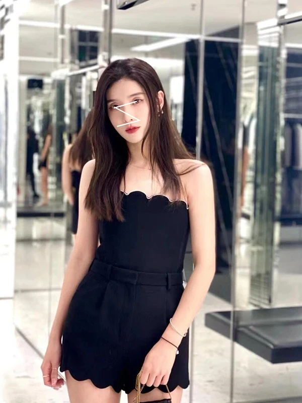 

Легкий топ-бюстье с кружевными волнистыми вставками и стразами, с открытыми плечами, и прямые леггинсы с завышенной талией.