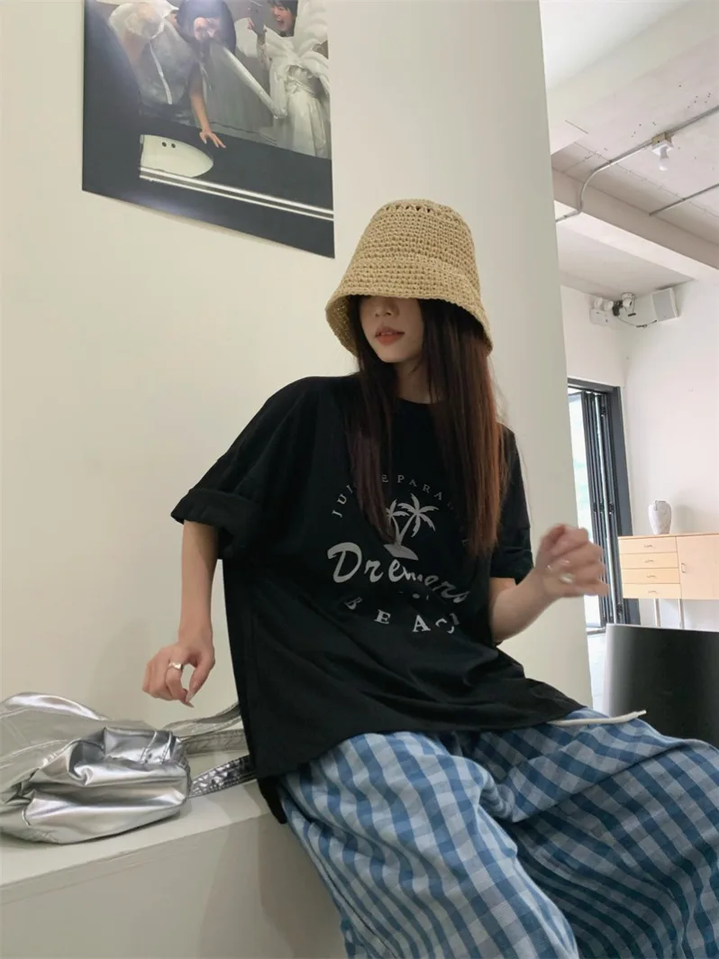 

Комплект из двух предметов: футболка с коротким рукавом и принтом кокосовых пальм в стиле Kumikumi Lazy Style и летние повседневные брюки в клетку для женщин, весенняя коллекция.