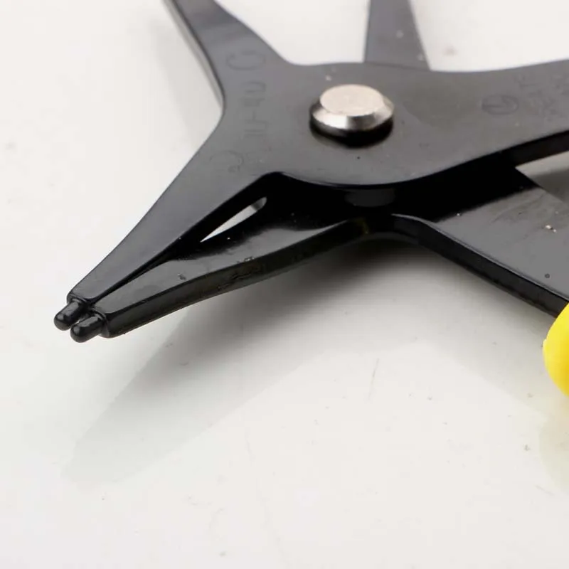 Strumento di rimozione delle pinze per anelli elastici interni ed esterni a doppio scopo per l'anello di fissaggio della molla esterna