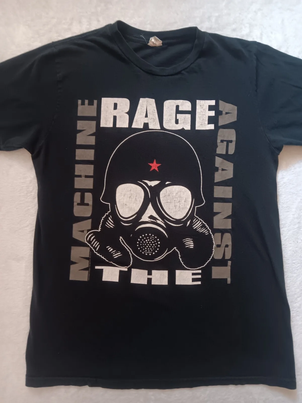 الغضب ضد الآلة رجل 2010 قناع الغاز قميص أسود الفرقة المحملة حجم متوسط