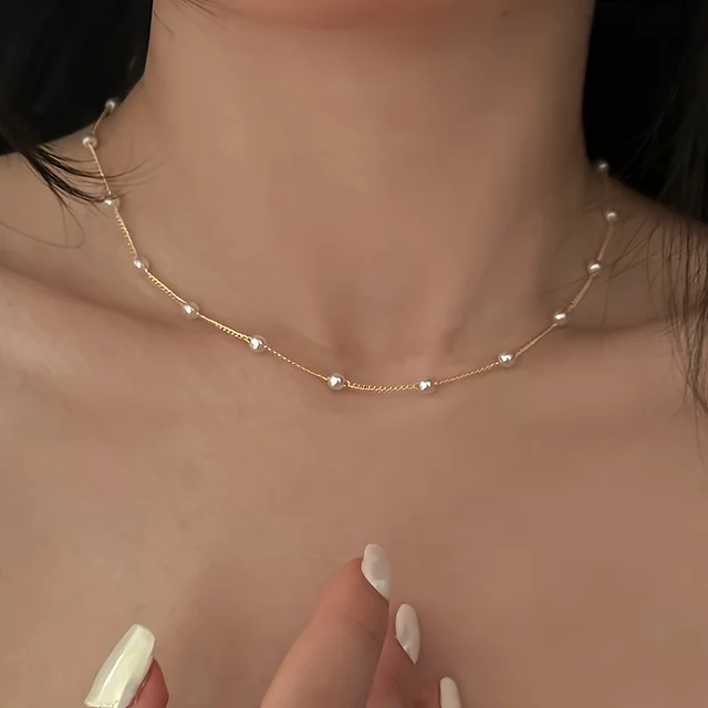 A stylish and minimalist faux pearl necklace, ideal for women's daily wear, gifting or party occasions. It pairs well with all kinds of outfits and fully embodies an elegant temperament.