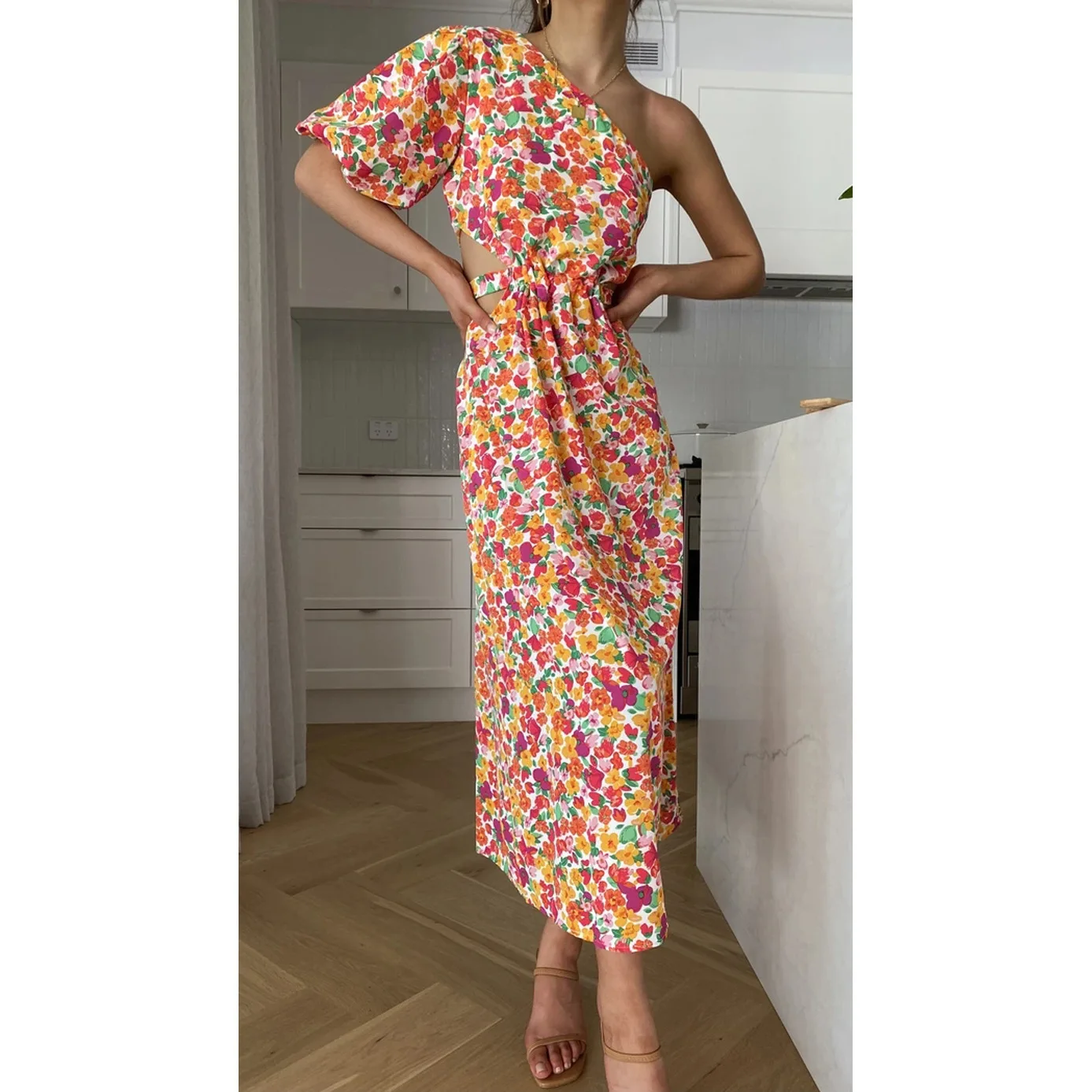 Damska Wiosenno-Letnia Nowa Seksowna Sukienka z Odkrytymi Ramionami Codzienna Luźna Sukienka w Małe Kwiatki z Wysokim Stanem Wyszczuplająca