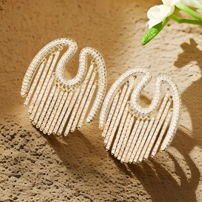 

Изысканные женские серьги-гвоздики с цирконием в форме капли, цветные, с полым узором, симметричные, блестящие, модные, популярные, ювелирный аксессуар