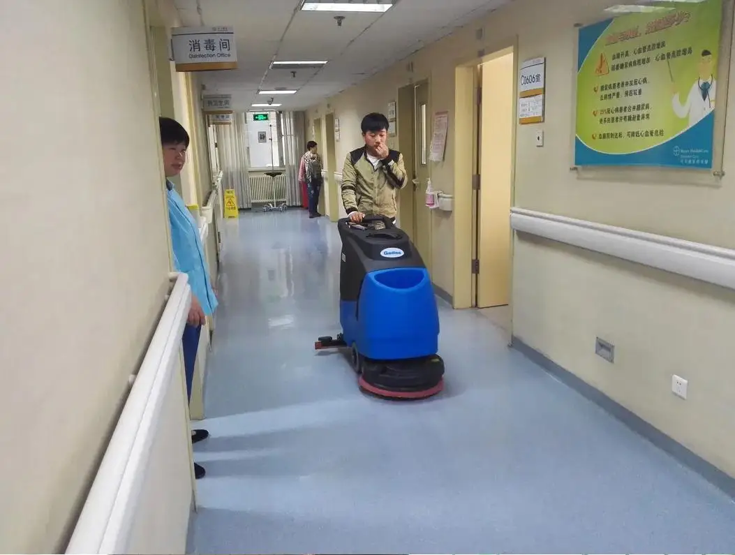 Fabrycznie nowa, wysokiej jakości automatyczna myjka podłogowa GT55 z akumulatorem, do użytku komercyjnego.