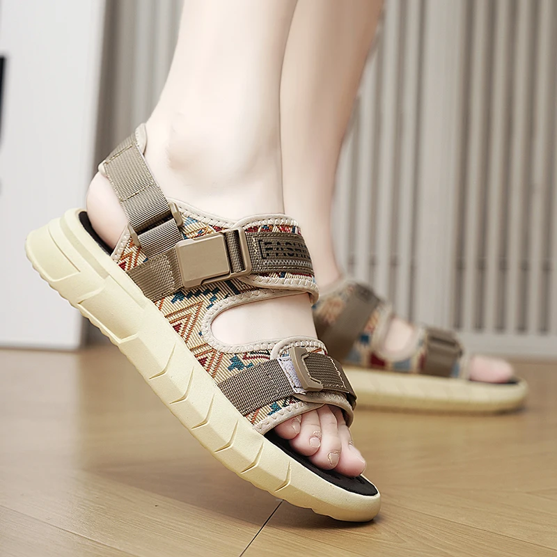 

Новинка 2023 года, летние мужские сандалии, классическая цветная тема, противоскользящая и износостойкая мягкая подошва, удобные размеры 39–44