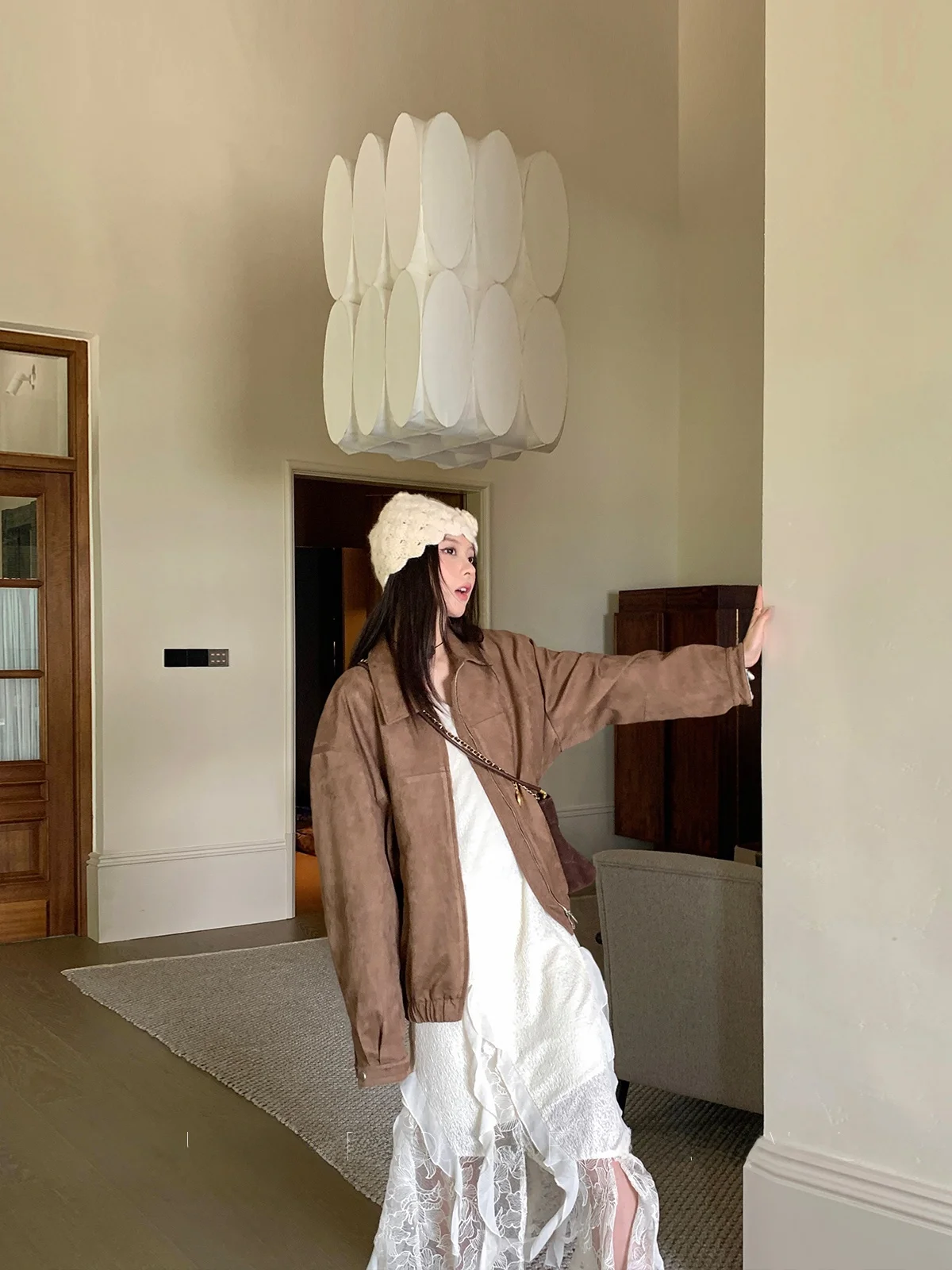 カジュアルスタイルショートスエードジャケット レディース スリムフィット ファッションアウター 2025年秋 バブルレザーコート カジュアルフリップカラージャケット