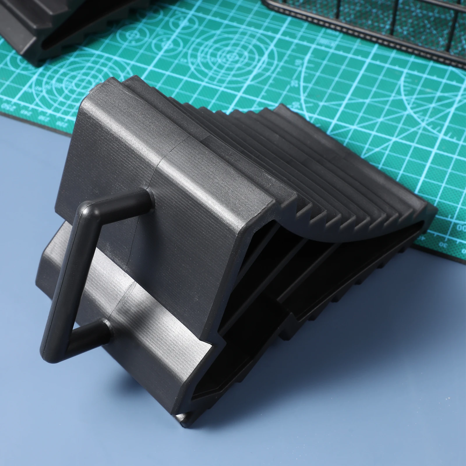 

Professional Tire Positioner Durable Stop Control Non Slip Bottom Heavy Duty Triangle Pad for Car Vehicle Accessories