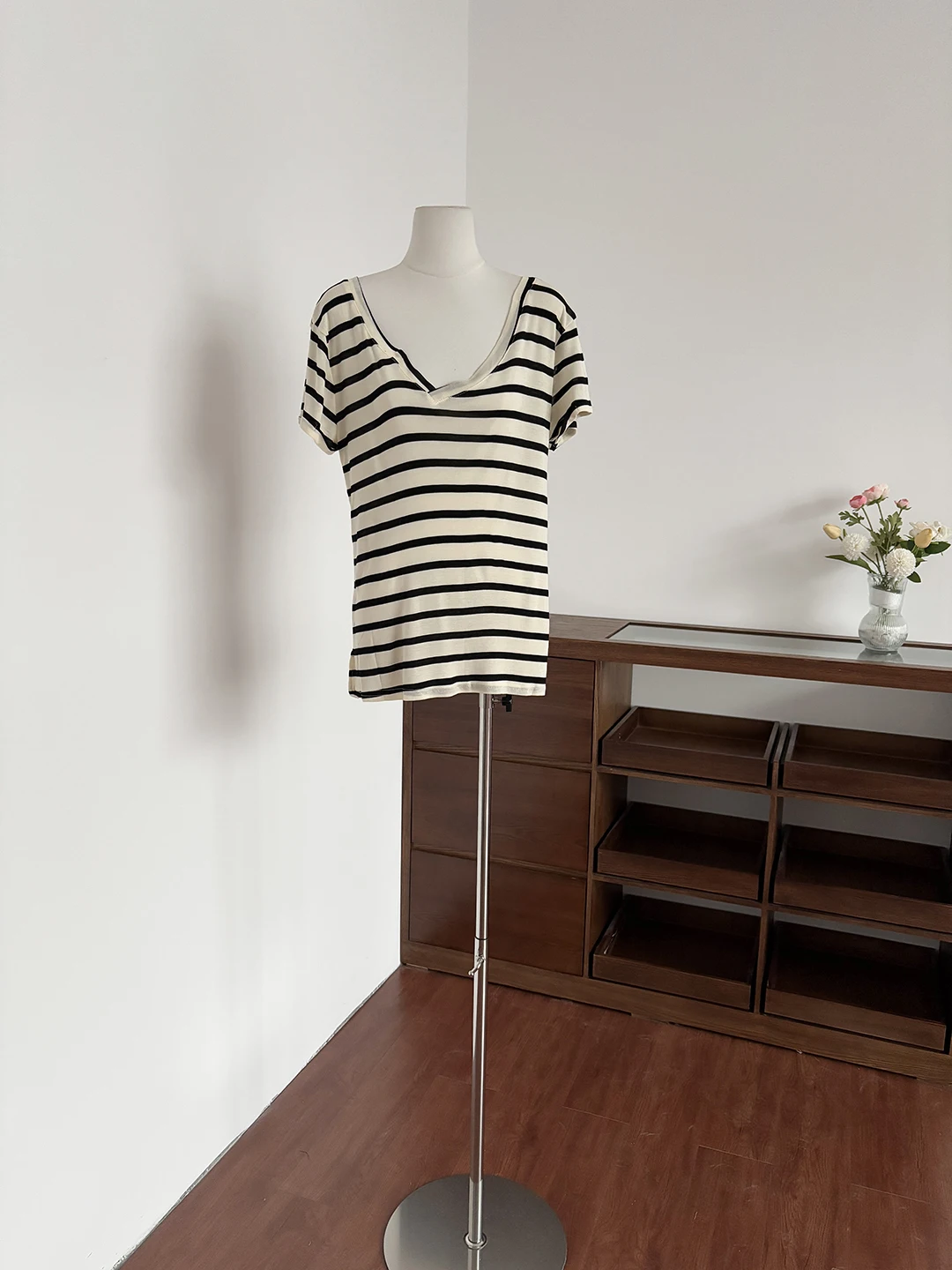 

Summer 2026 Women's Loose Fit V-Neck Striped Short Sleeve T-Shirt Korean Style Casual Versatile Top for Commuting