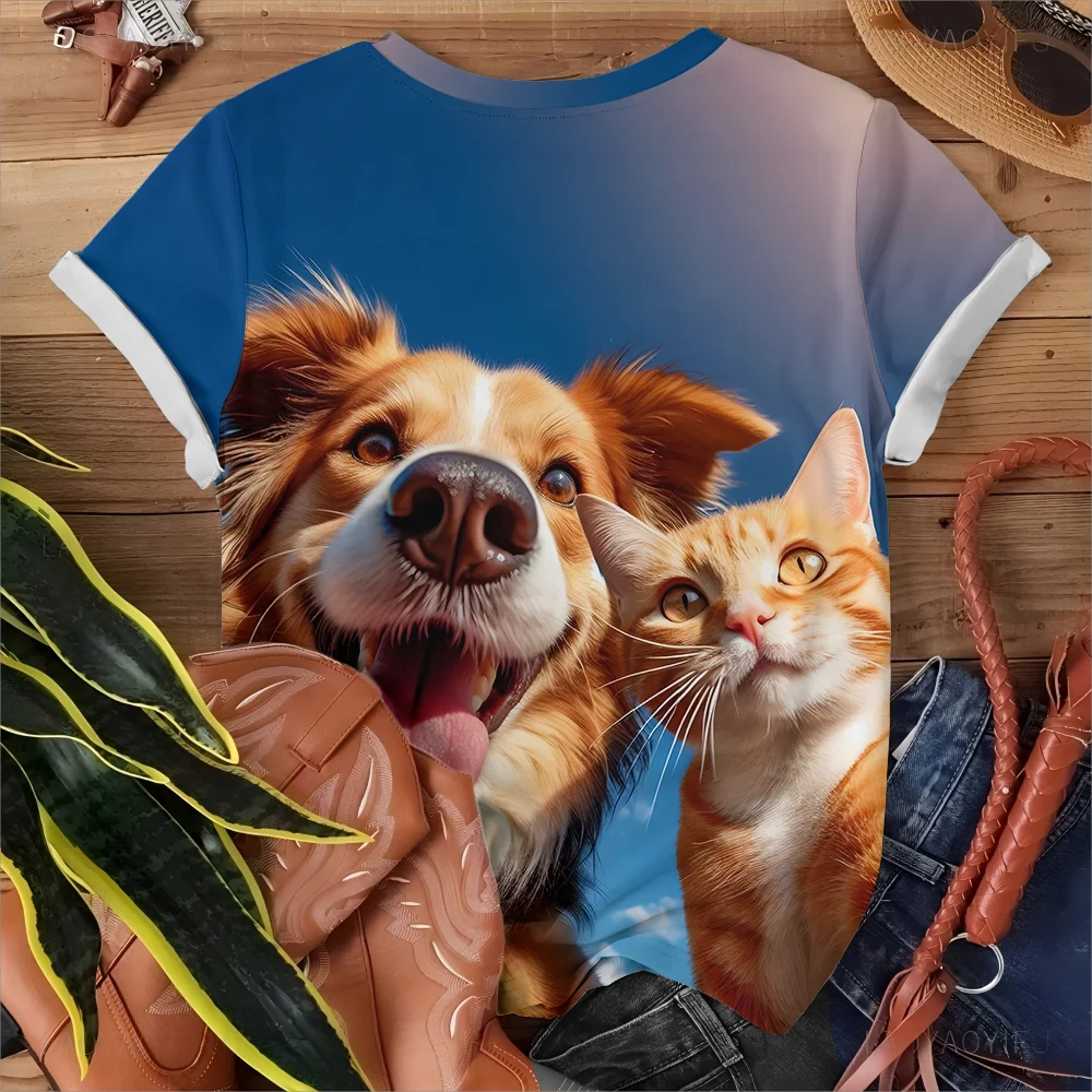 Camiseta de mujer azul con estampado de perro y gato juguetón, tema informal, moda cómoda, manga corta azul de verano