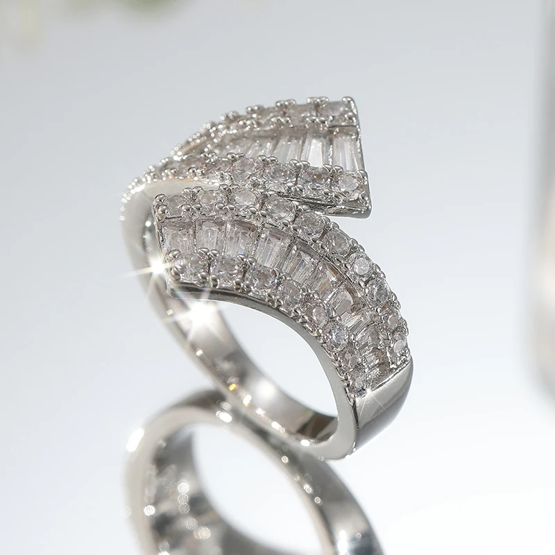 Modischer Silberfarbener Ring mit Weißen CZ-Steinen für Damen Geometrisches Design Tägliches Tragen Party Verlobungsschmuck – Detail 1