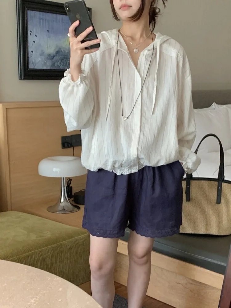 Koreańska moda, damska bluzka w paski z ochroną przeciwsłoneczną, letnia kolekcja 2025, unikalny design, zapinana na jeden guzik, z kapturem.