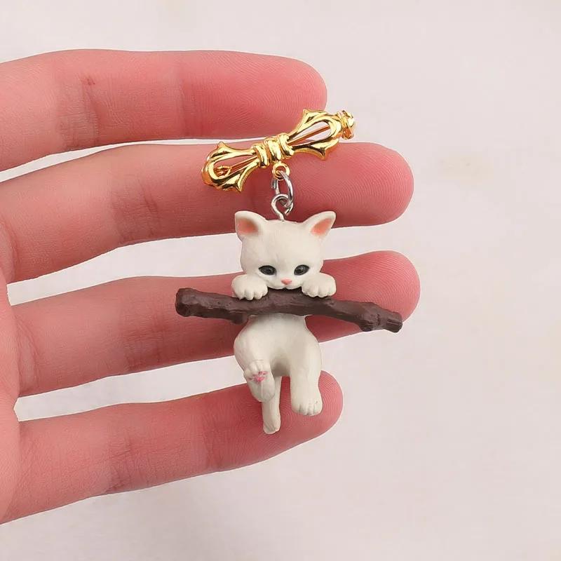 Cute Japanese Hugging Branch Kitten Cartoon Brooch Three-dimensional Brooches Badge for Women Clothes Bag Decoration