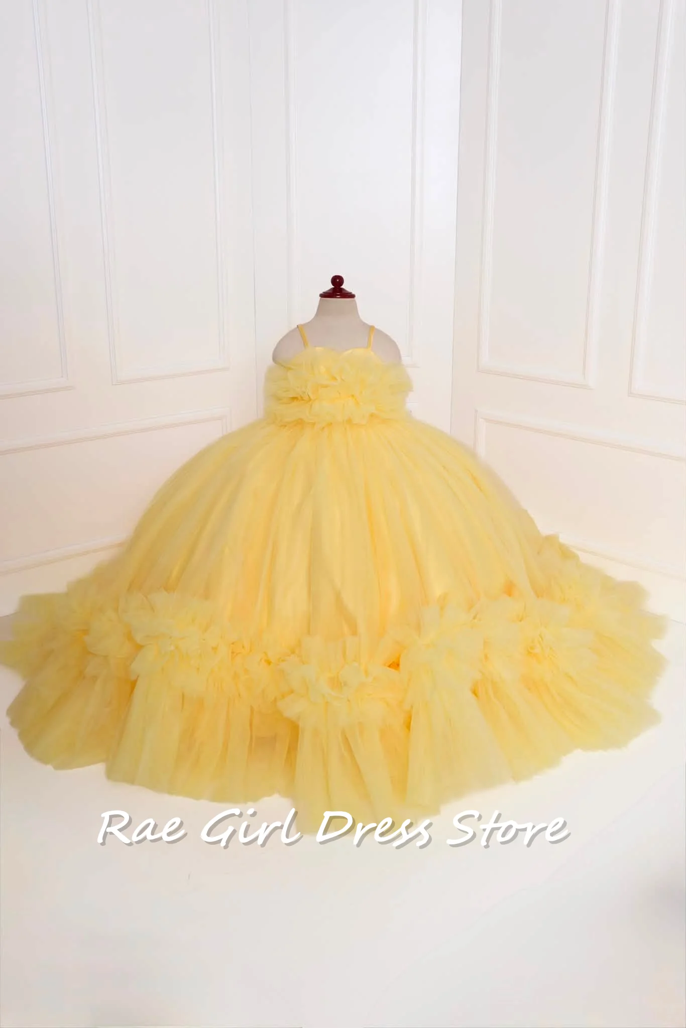 vestido-de-gala-amarillo-con-tirantes-finos-para-nina-de-las-flores-con-diseno-floral-3d-tul-con-volantes-largo-hasta-el-suelo-y-cola-ideal-para-sesiones-de-fotos