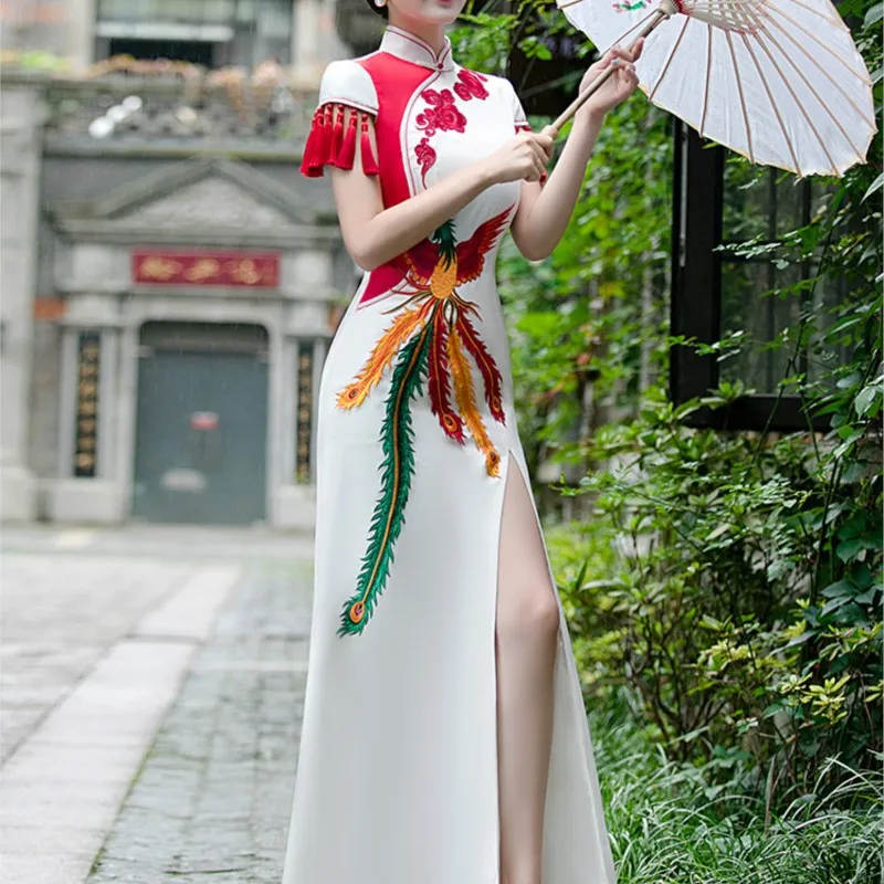 A long elegant Chinese-style modified performance dress for women in the cheongsam fashion show