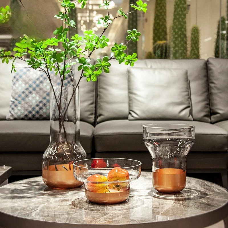 Transparent dining table for light roses, large glass vase flower arrangement decoration