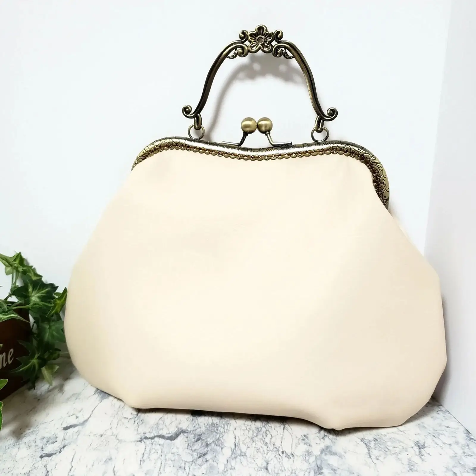

Lost in Vintage PU Tailored Simple Leather Bag Antique Tongues with Handles 30x25x7cm Kiss Lock Purse