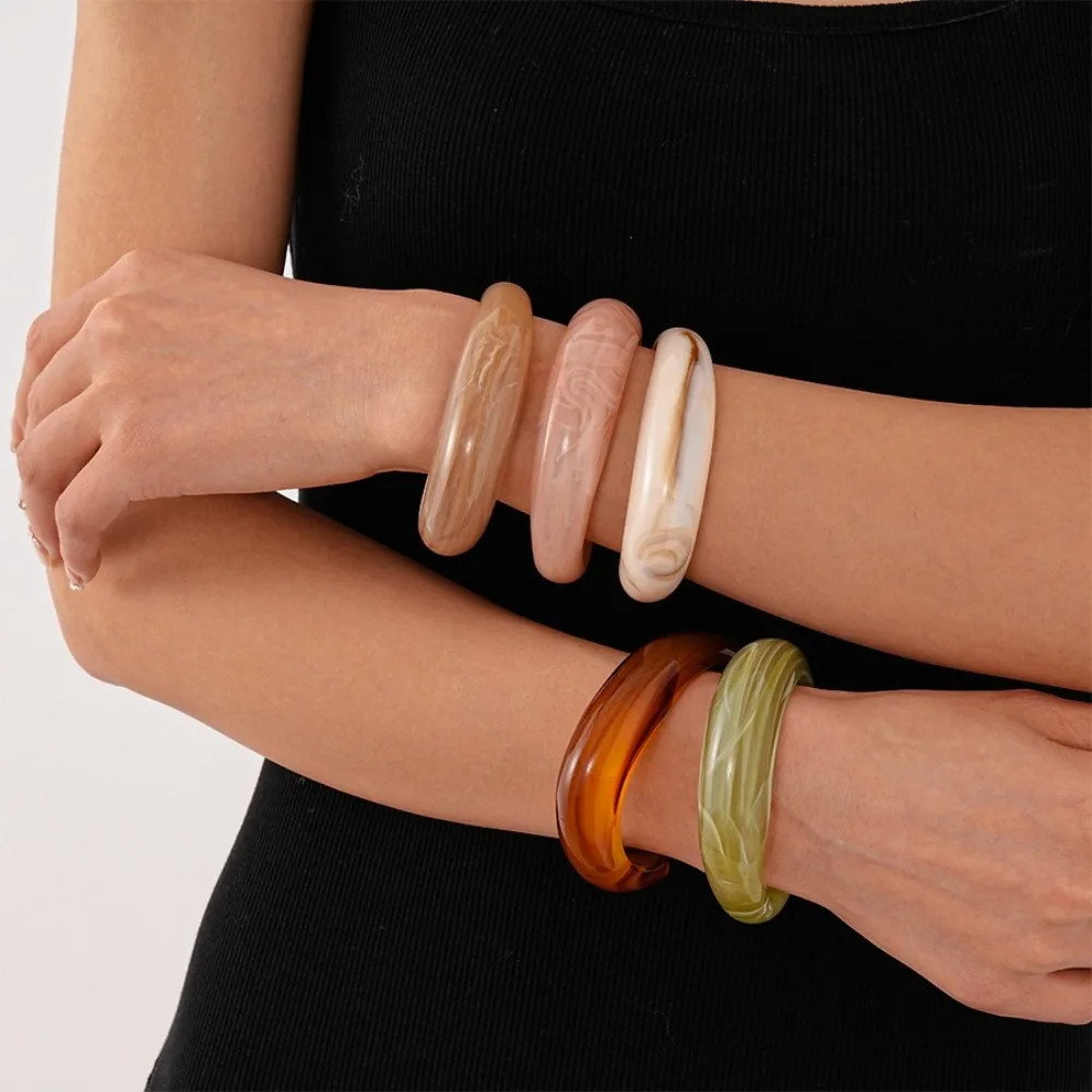 البوهيمي الاكريليك المفتوحة الإسورة أوروبا النمط الأمريكي منحني غير النظامية واسعة سوار لون الحلوى مبالغ فيها الرجعية خاتم اليد هدية