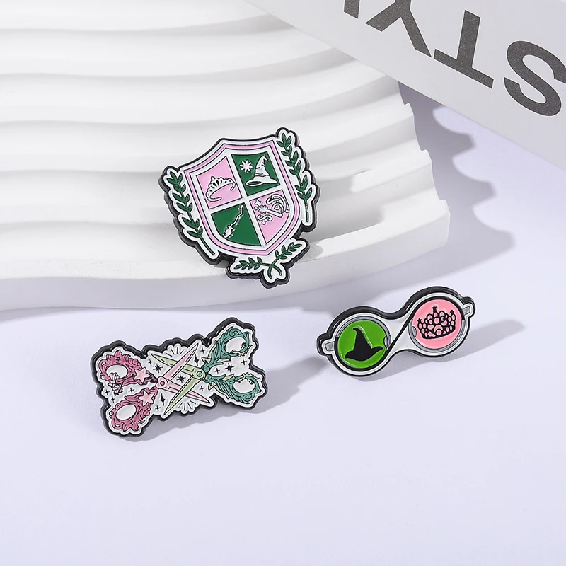 الساحرة الخيال فيلم بروش المينا دبابيس قبعة الساحرة تاج عصا سحرية درع دبابيس الملابس شارة التلبيب مجوهرات هدايا للأصدقاء